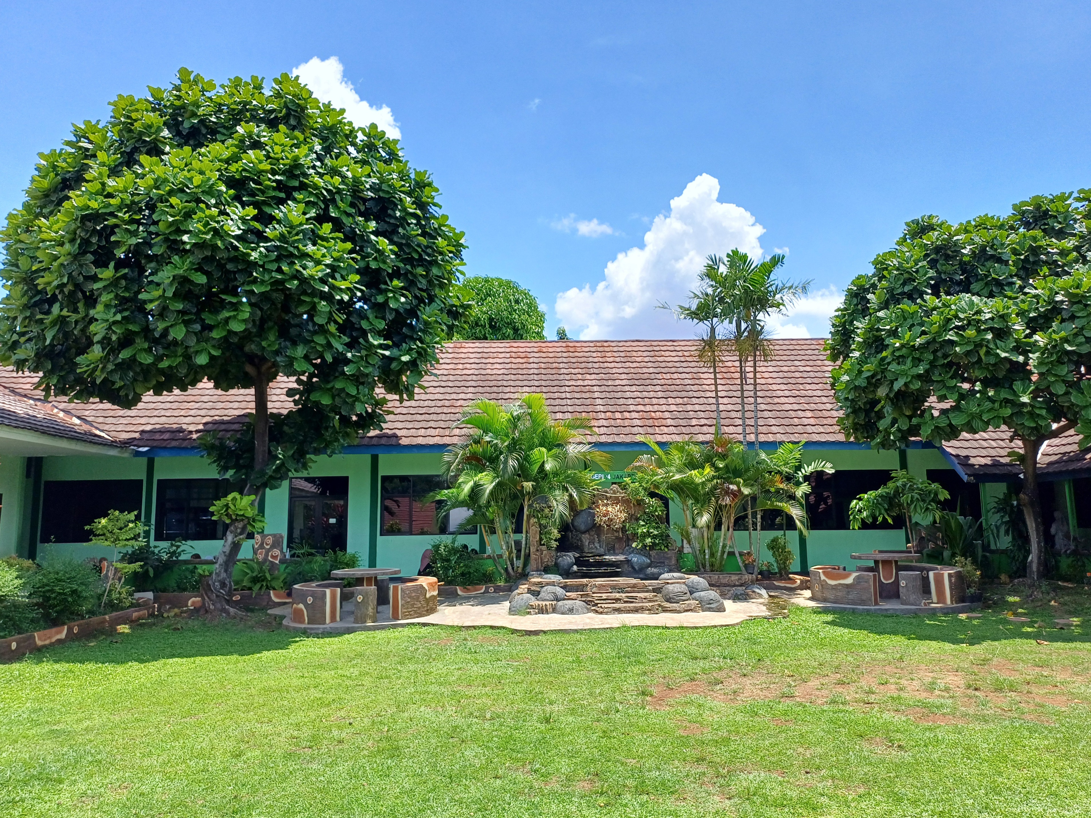 Lingkungan Sekolah Asri, Nyaman, dan Penuh Kehijauan